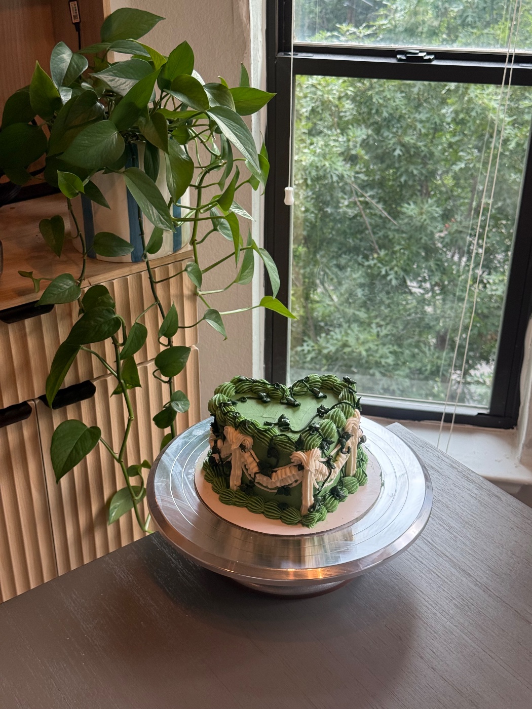 Pothos Inspired Cake — photo 3