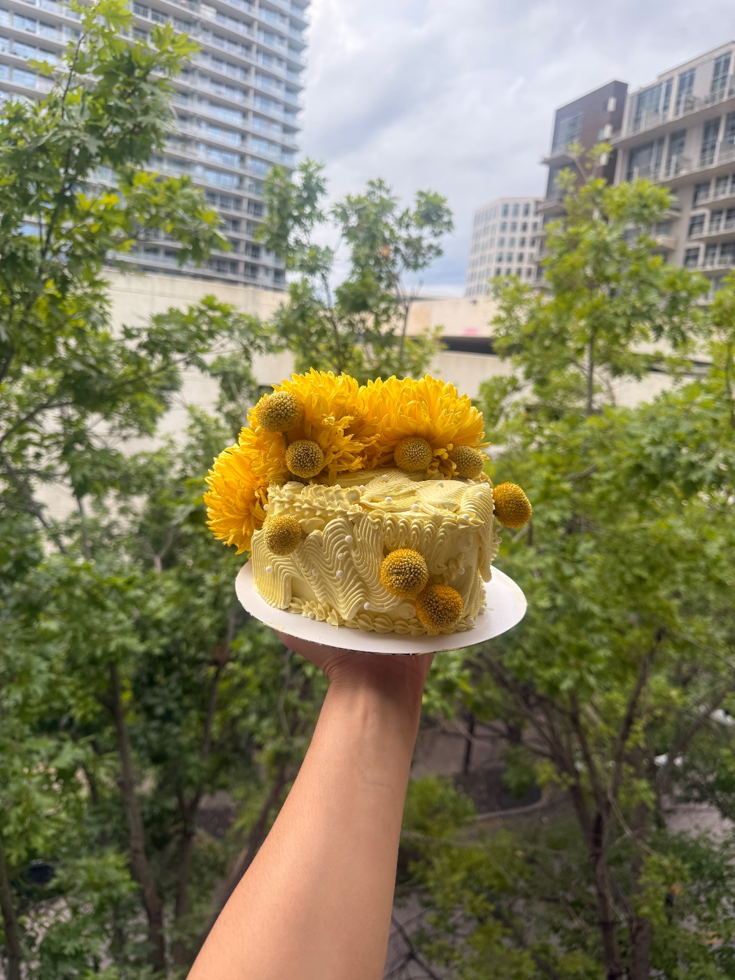 Floral Yellow Swirl Cake — photo 2